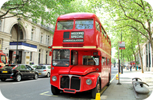 ロンドンを走る赤いダブルデッカー（2階建てバス）